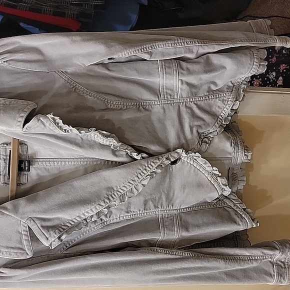 white and black brand gray ruffled jacket stunning 😍 size 14 - Picture 2 of 11